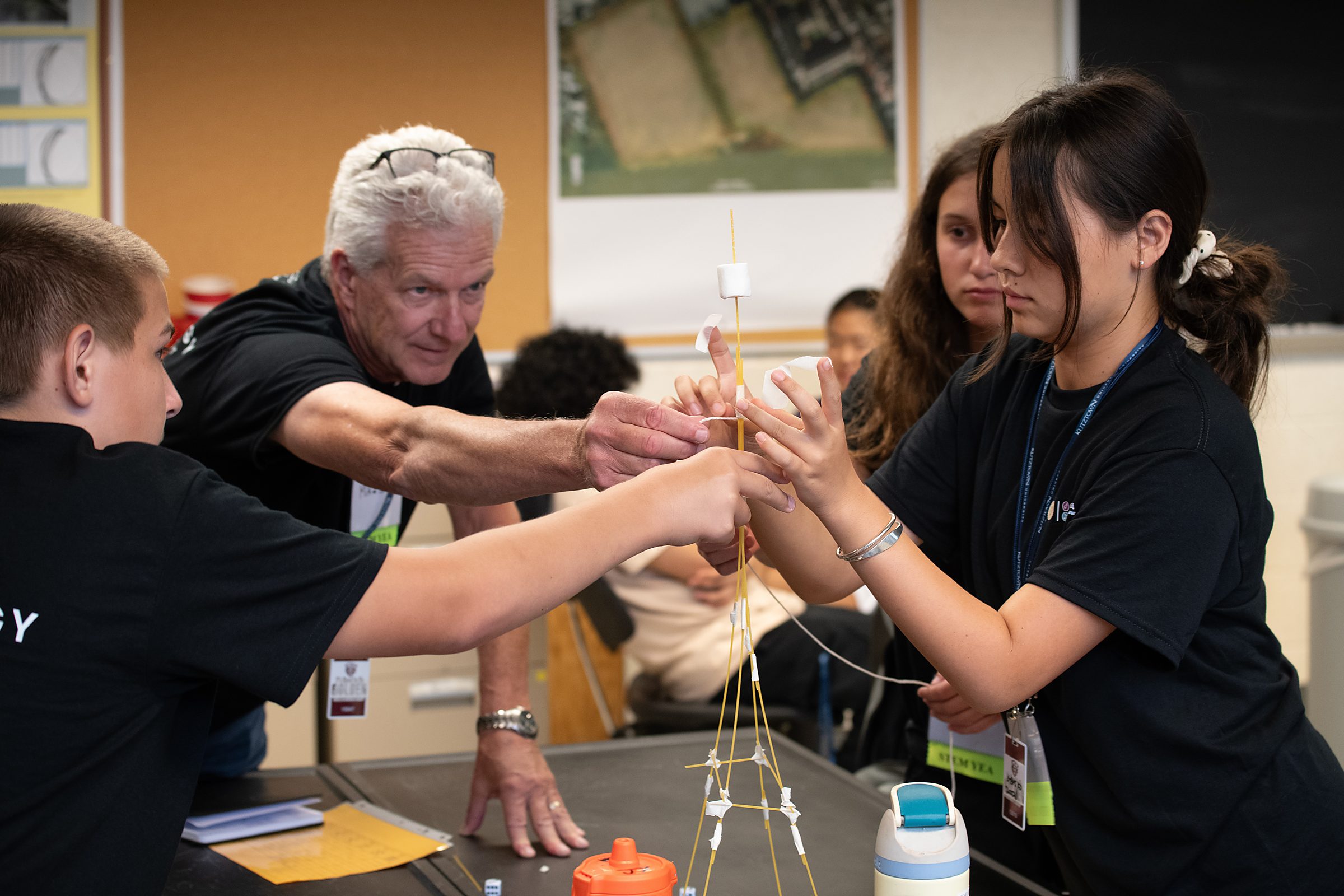 A team-building spaghetti engineering challenge gets the Class of 2026 working together.